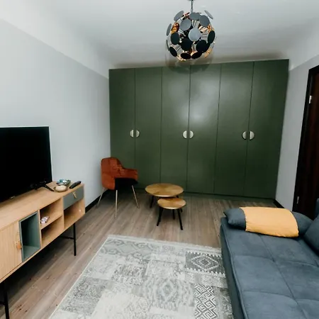 Cozy In Center *